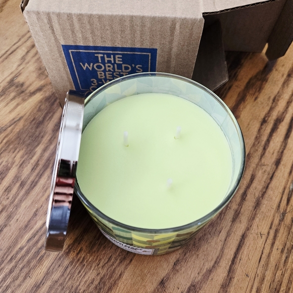 🛍BOGO 50% OFF💚🕯NWT‼️ Bath & Body Works "Golden Berry Mistletoe" 3-wick Candle - Picture 3 of 10